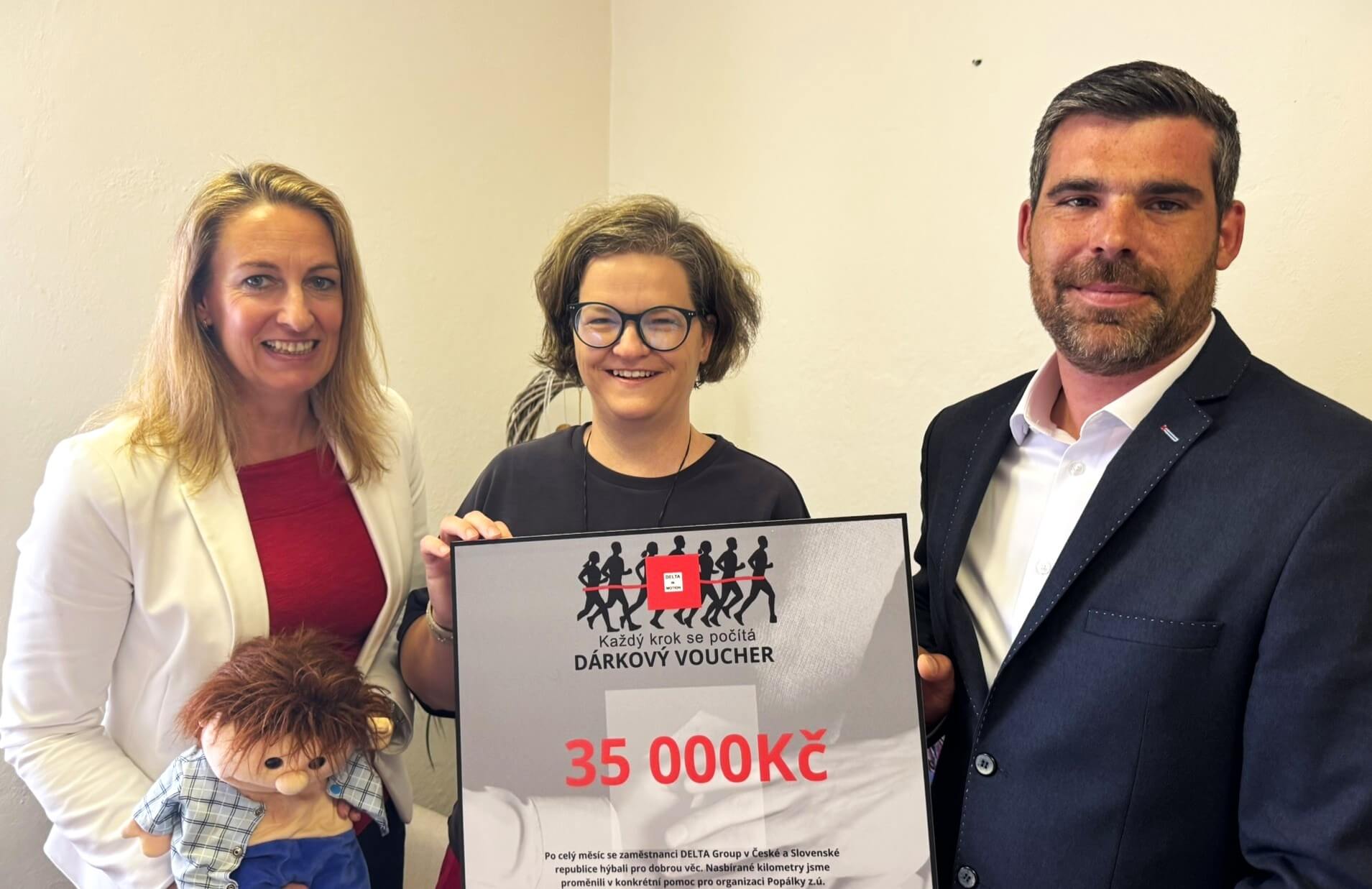 Tým DELTA Group předává šek organizaci Popálky